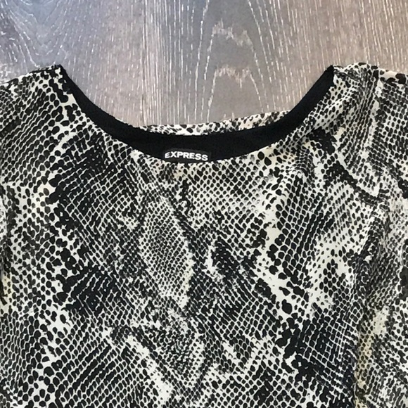 Like New- Express Blouse - Picture 4 of 6